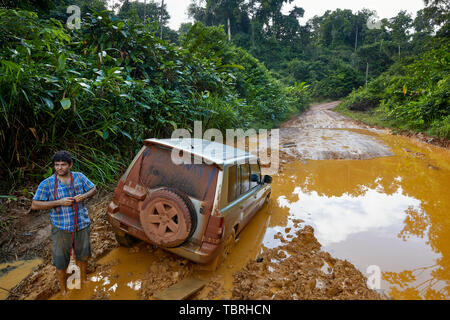 4X4 veicolo bloccato in una profonda buca fangosa sulla strada Linden-Lethem in Guyana America del Sud Foto Stock