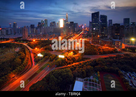 Paesaggio urbano Paesaggio notturno nel centrale quartiere di Futian di Shenzhen, Foto Stock