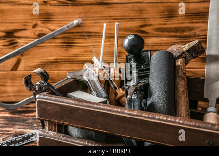 Scatola con set di falegname utensili su sfondo di legno Foto Stock