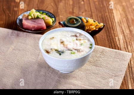 Uovo di pelle carne magra di porridge porridge la colazione tavola in legno cibo foto fotografia Foto Stock