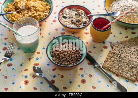 Fiocchi di mais servita su una ciotola di vetro con il latte al mattino Foto Stock
