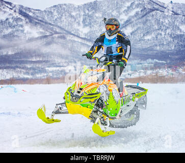 La Kamchatka, Russia - 20 APR 2018: atleta su una motoslitta in movimento nella foresta invernale sul concorso "ora modo' nelle montagne del Kamchatka Foto Stock