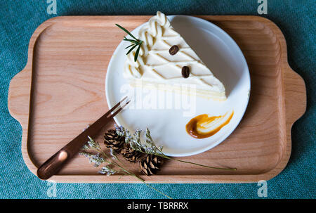 Fotografia di cibo nessuno ha la crema in legno con deliziose ciotole di riso e dessert con doghe in legno con una tabella con i coltelli e il latte. A cucinare i pasti. Piatti in background. La prima colazione con nutrienti e cibo delizioso Foto Stock