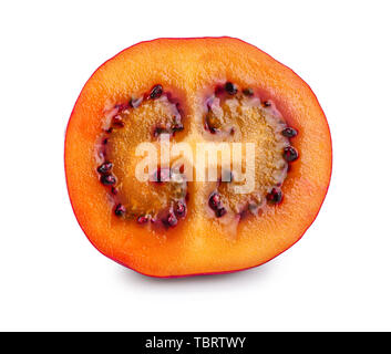 Tamarillo fresco mezzo frutto isolato su sfondo bianco Foto Stock