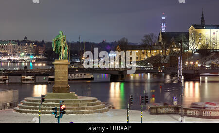 Notte invernale vista da Slottsbacken verso Skeppsholmen e Östermalm a Stoccolma, Svezia Foto Stock