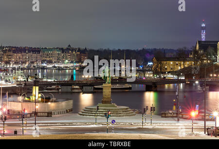 Notte invernale vista da Slottsbacken verso Skeppsholmen e Östermalm a Stoccolma, Svezia Foto Stock