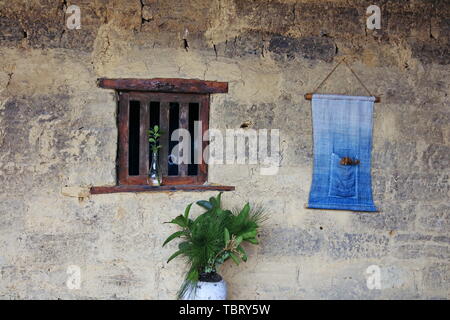 Il colorante blu di Mingyue Village, Chengdu, possono sperimentare la tecnica che è stato fatto passare per un lungo periodo di tempo. Foto Stock