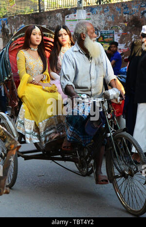 Moda donne del Bangladesh a cavallo di un risciò ciclo a Dhaka, nel Bangladesh. Foto Stock