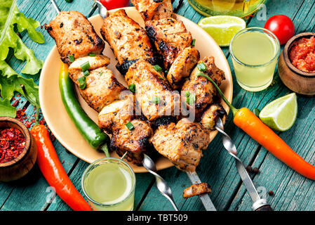 Spiedini di carne di maiale shish kebab.barbecue spiedini con succosa carne.Estate cibo Foto Stock