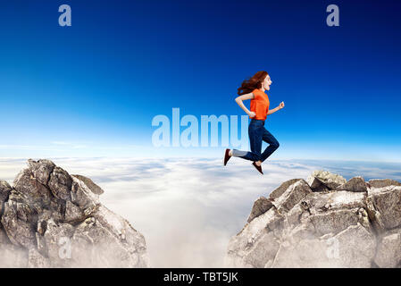 Redhead donna passa attraverso lo spazio tra le colline. Foto Stock