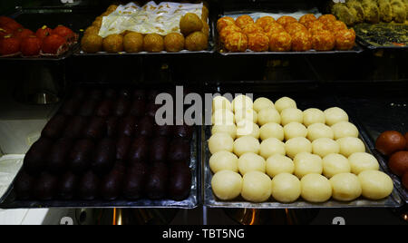 Bengali caramelle vendute in un negozio di dolci a Dhaka, nel Bangladesh. Foto Stock