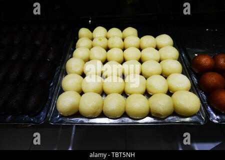 Bengali caramelle vendute in un negozio di dolci a Dhaka, nel Bangladesh. Foto Stock