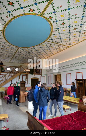 Carnuntum, Austria Inferiore - Maggio 2019: all'interno di una completamente ricostruito bath house con colorati murali presso gli scavi archeologici del administra Foto Stock