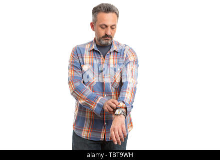 L'uomo fino al rotolamento di manicotti di arancio e blu plaid camicia come prepararsi concetto isolato su sfondo bianco Foto Stock