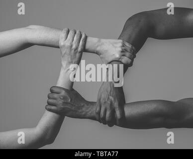 Gare uniti contro la discriminazione e il razzismo. Il nero americano africano e Caucasico mani tenendo insieme nel mondiale di unità e di amore razziale e underst Foto Stock