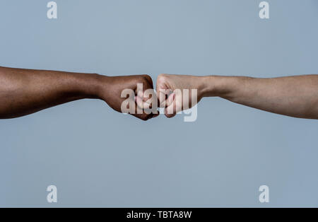 Il nero americano africano gara maschile e bianco donna caucasica mani dando un pugno bump in accordo di partenariato e di cooperazione e multirazziale e diversità Foto Stock