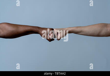 Il nero americano africano gara maschile e bianco donna caucasica mani dando un pugno bump in accordo di partenariato e di cooperazione e multirazziale e diversità Foto Stock