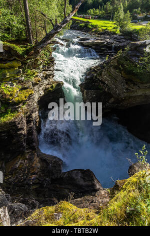 Gudbrandsjuvet cascata formando un piccolo arcobaleno, Sunnmore, More og Romsdal, Norvegia Foto Stock