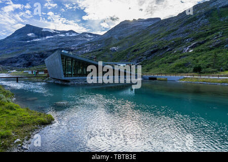 Trollstigen Visitor Center include un ristorante e negozio di articoli da regalo , Andalsnes, More og Romsdal, Norvegia Foto Stock