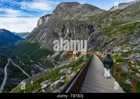 Passeggiate turistiche sul percorso di Trollstigen (troll percorso) piattaforma di osservazione, Andalsnes, More og Romsdal, Norvegia Foto Stock