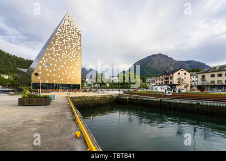 La moderna architettura di Norsk Tindesenter, un centro visitatori in Andlsnes che alloggia un museo, una caffetteria e un negozio di articoli da regalo, Norvegia Foto Stock