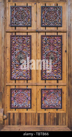 Dettagli scolpiti composizione verticale shot su porte in legno di edifici d'epoca Foto Stock