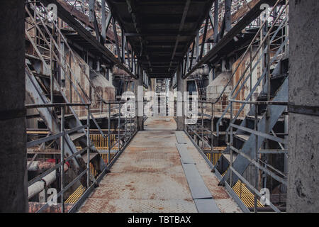 Il ponte di ferro Corridoio, un' istituzione in una fabbrica unabandoned. Foto Stock