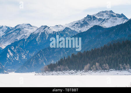 Tianchi Tianshan, Xinjiang è coperta con uno spesso strato di ghiaccio e di neve in inverno. Foto Stock