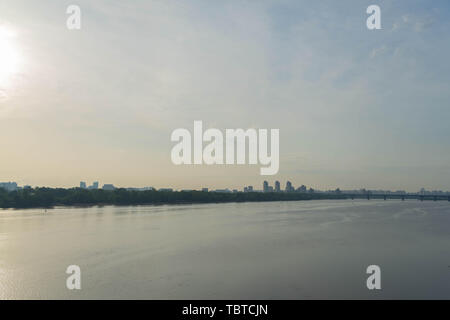 Vista di una gran bella città nelle prime ore del mattino. Kiev. L'Ucraina.La vista dal ponte della metropolitana Foto Stock