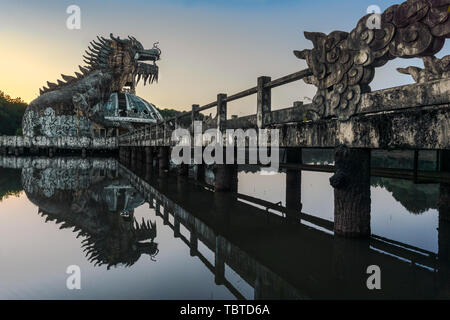 Dragon nel lago del parco abbandonati in tinta Foto Stock