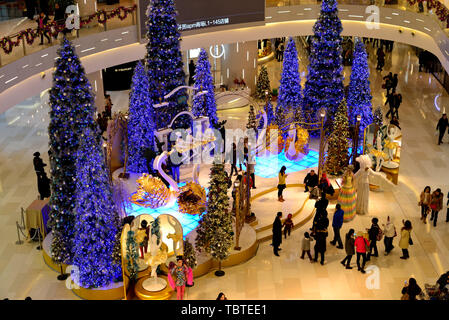 Le decorazioni di Natale nella sala centrale del grande centro commerciale. Foto Stock