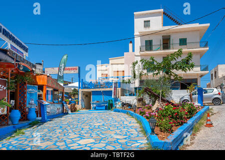 Vista tradizionale blu e bianco cretan piccolo villaggio Sissi. Creta, Grecia Foto Stock