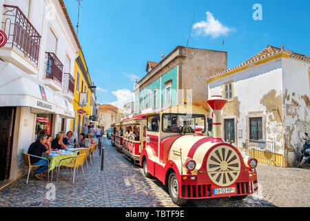 Visite turistiche gita turistica treno è cavalcare lungo la strada a Tavira. Portogallo Foto Stock