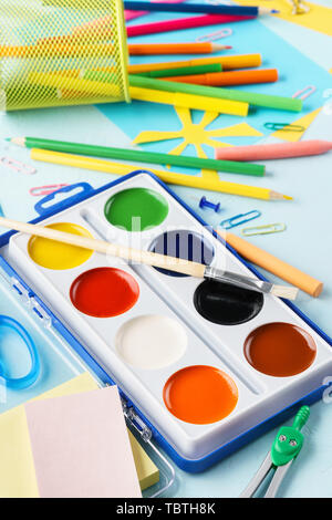 Colorate le forniture di cancelleria per la scuola e per i bambini creazione - acquerello vernici, matite colorate. Si torna a scuola concetto. Foto Stock