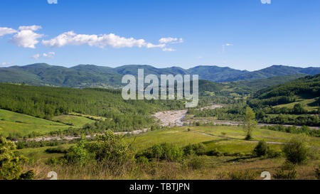 Paesaggio in Emilia Romagna con Ingegna River, tributory del Taro. L'Italia. Foto Stock