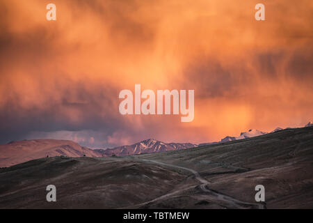 Il paesaggio di Changtang altopiano con un tramonto nuvole temporalesche in Ladakh Foto Stock