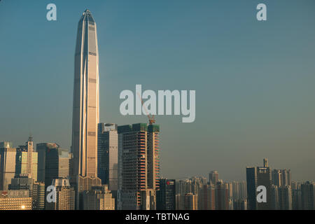 Il CBD complesso nel quartiere Futian di Shenzhen, Cina, è il più spettacolare di eseguire il ping di un edificio (Ping Un Centro Finanziario) in alto edificio. Sotto il sole di setting e al tramonto, questi grattacieli sono i punti di riferimento della città. Il CBD complesso nel quartiere Futian di Shenzhen, Cina, è il più spettacolare della Cina Ping Un edificio (Ping Un centro finanziario), il più alto edificio in Cina. Questi grattacieli sono i principali punti di riferimento della città al tramonto. Foto Stock