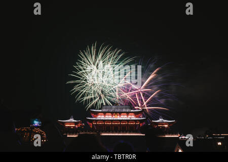 Fuochi d'artificio blooming cinese sopra gli antichi edifici Foto Stock