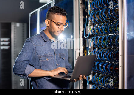 Arabian server engineer utilizzando laptop Foto Stock