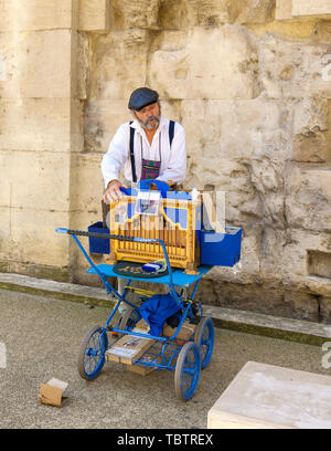 Arles, Francia - 18 giugno: l'uomo gioca su Street Organ giugno12, 2018 in Arles, Francia Foto Stock