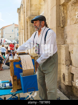 Arles, Francia - 18 giugno: l'uomo gioca su Street Organ giugno12, 2018 in Arles, Francia Foto Stock