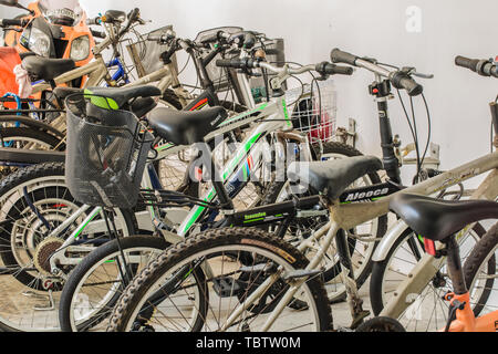 SINGAPORE-Jun 17 2017:bike nel seminterrato parcheggio auto Foto Stock