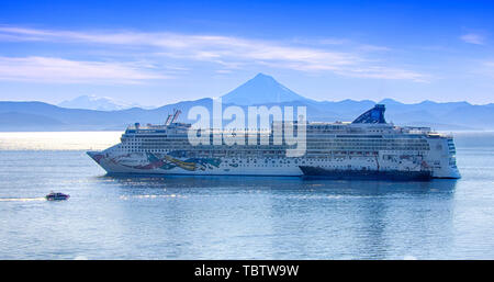 La Kamchatka, Russia - Settembre 29, 2018: grande nave da crociera "Norwegian Jewel' Foto Stock