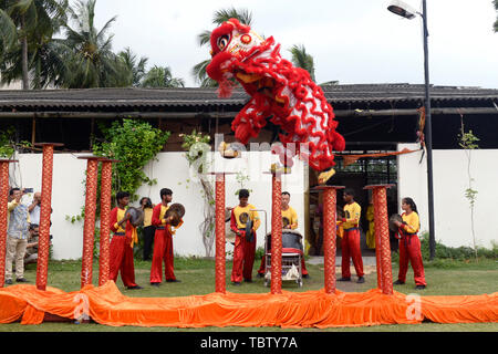 Kolkatat, India. 02Giugno, 2019. Cinese tradizionale Dragon gli spettacoli di danza che si è tenuta in occasione del Dragon Boat Festival 2019. Il festival si verifica al quinto giorno del quinto mese del cinese tradizionale calendario. Credito: Lev Radin/Pacific Press/Alamy Live News Foto Stock