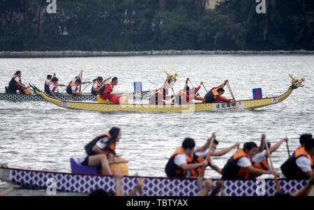 Kolkatat, India. 02Giugno, 2019. Il popolo cinese partecipano a una regata in occasione del Dragon Boat Festival 2019. Il festival si verifica al quinto giorno del quinto mese del cinese tradizionale calendario. Credito: Lev Radin/Pacific Press/Alamy Live News Foto Stock