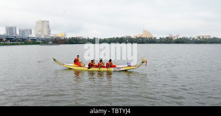 Kolkatat, India. 02Giugno, 2019. Il popolo cinese partecipano a una regata in occasione del Dragon Boat Festival 2019. Il festival si verifica al quinto giorno del quinto mese del cinese tradizionale calendario. Credito: Lev Radin/Pacific Press/Alamy Live News Foto Stock