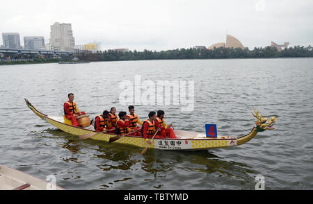 Kolkatat, India. 02Giugno, 2019. Il popolo cinese partecipano a una regata in occasione del Dragon Boat Festival 2019. Il festival si verifica al quinto giorno del quinto mese del cinese tradizionale calendario. Credito: Lev Radin/Pacific Press/Alamy Live News Foto Stock