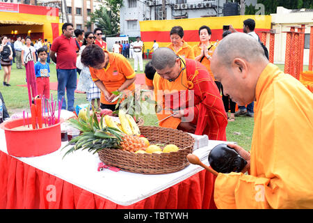 Kolkatat, India. 02Giugno, 2019. Il popolo cinese pregare prima di Dragon Boat Festival 2019. Il festival si verifica al quinto giorno del quinto mese del cinese tradizionale calendario. Credito: Lev Radin/Pacific Press/Alamy Live News Foto Stock