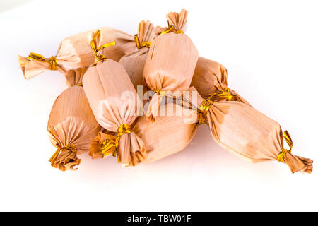 Avvolto di caramelle o dolci su uno sfondo bianco. Foto Stock