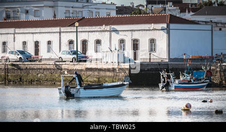 Tavira, Portogallo - 30 Aprile 2018: visualizzazione dei piccoli porti di pesca con le sue barche su una giornata di primavera Foto Stock